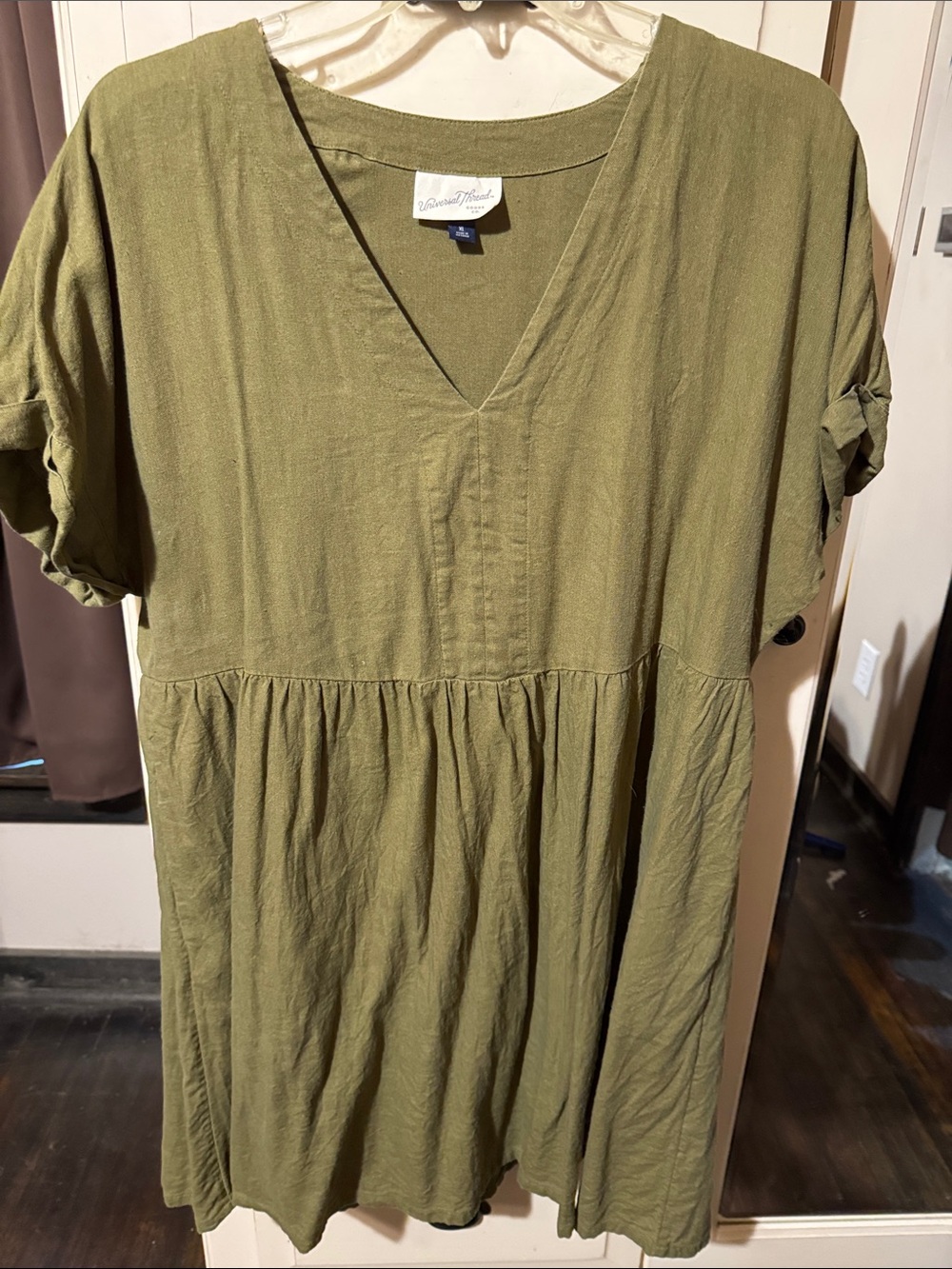 Universal Thread Olive Green V-Neck dreas